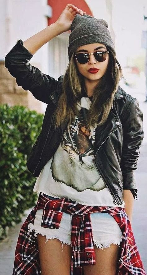 Loving this hipster look! Pair your go-to tee with some shorts and break up the color by tying a red flannel around your waist. Top it off with a leather jacket and beanie! Shirt Around Waist, Styl Grunge, Estilo Hipster, Look Grunge, Scene Girl, Grunge Accessories, Biker Shorts Outfit, Hipster Outfits, Grunge Look