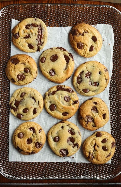 These quick and easy Air Fryer Chocolate Chip Cookies have buttery, crispy edges, while staying soft on the inside, done in minutes! Another great air fryer recipe! #cookiesandcups #airfryer Air Fryer Chocolate Chip Cookies, Quick Chocolate Chip Cookies, Soft Chocolate Chip Cookies Recipe, Desserts With Chocolate Chips, Chocolate Chip Cookie Mix, Air Fryer Recipe, Soft Chocolate Chip Cookies, Easy Chocolate Chip Cookies, Frozen Cookies