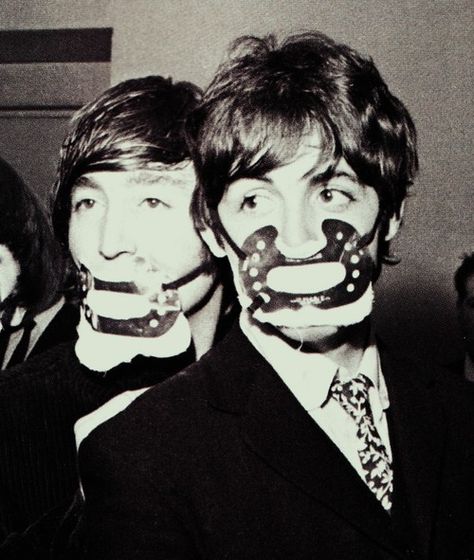 Paul John on December 7, 1965 wearing smog masks as a precaution against heavy fog when they played the ABC Cinema in Manchester UK. Beatles Rare, Beatles Vinyl, Beatles George Harrison, John Lennon Paul Mccartney, Beatles George, Lennon And Mccartney, Bug Boy, Beatles Photos, Beatles Pictures