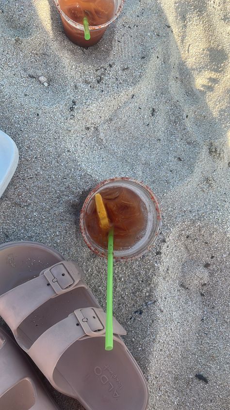 Drinks at the beach Beach Drinks Aesthetic, Ocean Drinks, Drinks At The Beach, Drinks On The Beach, Beach Drinking, Nerd Aesthetic, Mix Baby Girl, Alcholic Drinks, Drink Aesthetic