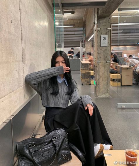 겨울 치마 코디, Black Silk Skirt Outfit, Long Leather Skirt, Overalls Fashion, Office Casual Outfit, Cute Skirt Outfits, Uni Outfits, Ushuaia, Fashion Attire