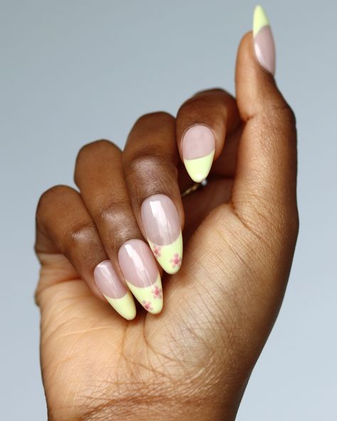 Spring is here! 🌸 𝗣𝗮𝘀𝘁𝗲𝗹 𝗬𝗲𝗹𝗹𝗼𝘄 𝗦𝗽𝗿𝗶𝗻𝗴 𝗙𝗹𝗼𝘄𝗲𝗿 𝘀𝗲𝘁 now available 🌼 Flower French Nails, Pastel Yellow Nails, Yellow Spring Flowers, Medium Almond, Nails Salon, Yellow Springs, Almond Shape, Dream Design, Spring Is Here