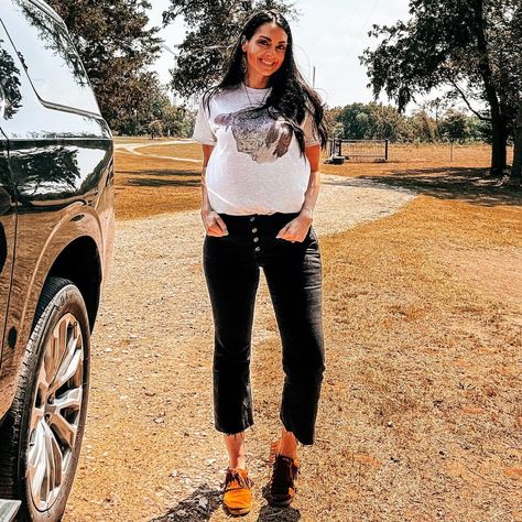 If you like Herefords, horses & turquoise…we should definitely be friends. 🙂🌵🐮🐴 Hope y’all are having a wonderful week so far! PS- look at how big our little bottle calf, Calvin is getting. 😍 Outfit details: Hereford tee: @heelsnspurs Jeans: @ariatinternational Moccasins: @minnetonka Earrings: @lostcreek.boutique Turquoise: vintage —-//—-//—-//—-//—-//—- #fallfashion #backtoschooloutfit #westernstyle #cowgirlstyle #casualcowgirl #westernoutfits #bottlecalf #ranchwifestyle #momstyl... Minnetonka Moccasins Outfit, Bottle Calf, Moccasins Outfit, Wife Style, Minnetonka Moccasins, Hereford, Cowgirl Style, Back To School Outfits, Western Outfits