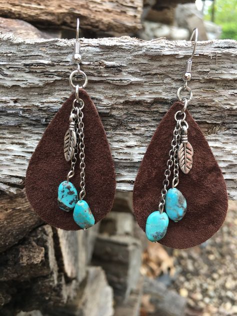 Brown Leather teardrop with 2 turquoise nuggets and metal feather dangles. Leather And Wire Jewelry, Simple Bead Earrings Diy, Leather Jewellery Diy, Homemade Earrings Ideas Diy Jewelry, Bead And Leather Earrings, How To Make Leather Earrings, Diy Leather Fringe Earrings, Leather Teardrop Earrings Diy, Leather And Turquoise Earrings