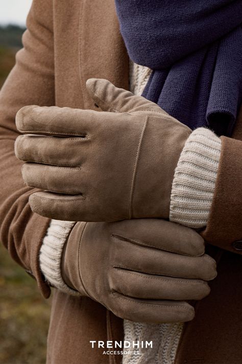 Men gloves in brown Winter Gloves Aesthetic, Mens Gloves Winter, Black Gloves Outfit, Aesthetic Gloves, Gloves Photography, Winter Gloves Men, Mens Winter Accessories, Gloves Aesthetic, Leather Gloves Winter