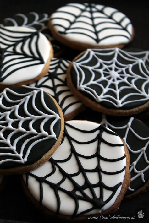 Spiderweb Cookies, Cookies For Halloween, Halloween Sugar Cookies Decorated, Halloween Deserts, Halloween Cookie Recipes, Dulces Halloween, Halloween Cookies Decorated, Halloween Sugar Cookies, Halloween Food Treats