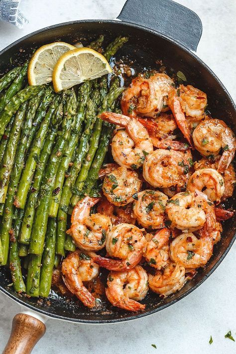 Lemon Garlic Butter Shrimp Recipe with Asparagus - #eatwell101 #recipe - So much flavor and so easy to throw together, this #shrimp #dinner is a winner! - #recipe by #eatwell101® Carbs Meals, Shrimp With Asparagus, Rainbow Diet, Buttered Shrimp Recipe, Lemon Garlic Butter Shrimp, Hotel Soap, Soap Stand, Resep Smoothie, Shrimp Dinner