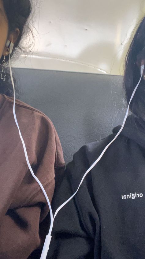 Two People Sharing Earphones Aesthetic, Two People Sharing Headphones, People Sharing Headphones, Two People Listening To Music Together, Sharing Earphones Couple Aesthetic, Sharing Music Aesthetic, Listening To Music With Friends, Listening To Music Together Aesthetic, Listening To Kpop Aesthetic