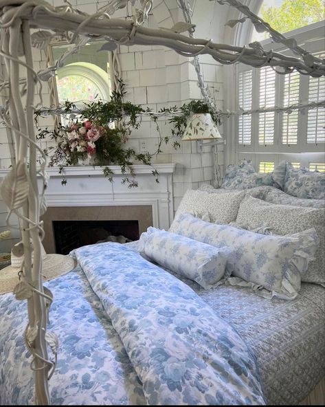 Blue Vintage Aesthetic Bedroom, Blue Cottagecore Aesthetic Room, Nantucket Bedroom Decor, Blue Cottage Aesthetic, Mama Mia Bedroom Ideas, Coastal Granddaughter Coquette, Costal Grandmother Bedroom Ideas, Greek Bedroom Aesthetic Blue, Costal Granddaughter Bedding