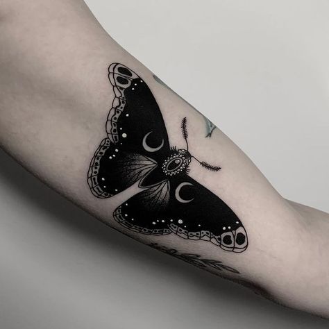 Dark Butterfly Tattoo Coverup, Black Work Cover Up Tattoo, Cool Cover Up Tattoos, Tattoo For Cover Up, Tattoo Dark Work, Blackout Tattoo Coverup, Cute Cover Up Tattoos For Women, Dark Tatoos Ideas, Blackwork Butterfly Tattoo