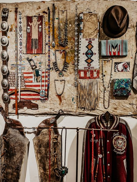 The Best Places To Shop In Santa Fe-2022 GFY City Guide ��— Go French Yourself Santa Fe Plaza, Best Places To Shop, High Desert, Native American Artists, Places To Shop, Native American Tribes, Travel Diary, Native American Art, Mecca