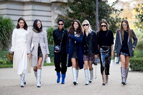 Glitter Boots Outfit, Saint Laurent Outfit, Light Blue Ripped Jeans, Daily Street Style, Shiny Boots, Paris Fashion Week Runway, Street Style Spring, Metallic Boots, Silver Boots