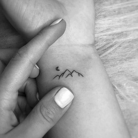 Mini Tattoos With Meaning, Moutain Tattoos, Aesthetic Tattoo Ideas, Mountain Tattoo Simple, Simple Tattoos For Women, Bookish Tattoos, 20 Aesthetic, Tato Henna, Finger Tattoo For Women