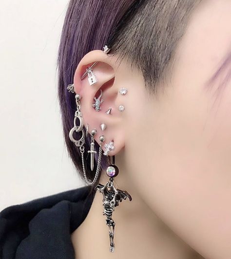 Goth Piercings, Types Of Ear Piercings, Cool Ear Piercings, Pretty Ear Piercings, Grunge Jewelry, Cute Ear Piercings, Cool Piercings, Piercing Inspo, Cute Piercings