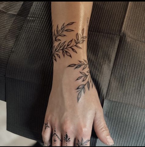 Small Arm Vine Tattoo, Masc Women Tattoo Ideas, Jus Drein Jus Daun Tattoo, Mens Leaves Tattoo, Tattoo Ideas With Meaning For Men, Sunflower Vine Wrap Around Tattoo, Hand Tattoos Plants, Leaves Tattoo Around Arm, Wrap Hand Tattoo