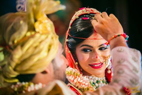 Sindoor Moment, Wedding Knot, Bride Head, Mehndi Ceremony, Bengali Wedding, Wedding Marketing, Wedding Planning Services, Wedding Function, Indian Wedding Photography