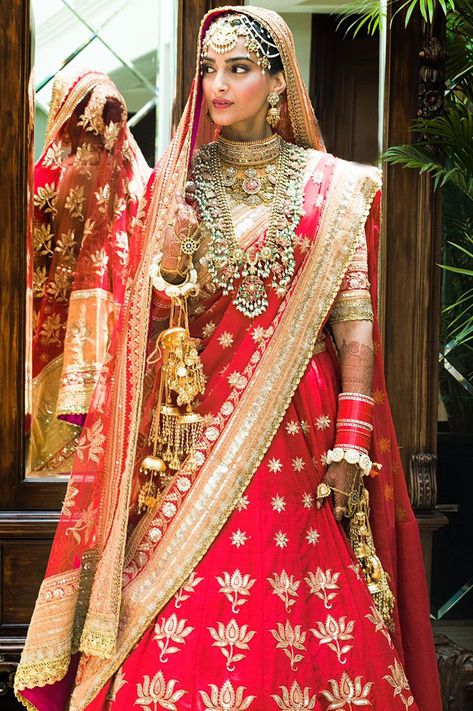 Sonam Kapoor Wedding, Anand Ahuja, Bridal Lehenga Designs, Bridal Dupatta, Desi Wedding Dresses, Couple Wedding Dress, Wedding Lehenga Designs, Indian Wedding Photography Poses, Designer Bridal Lehenga