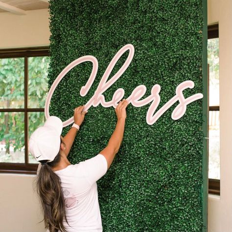 Flower Wall Sign, Leaf Wall Backdrop, Ivy Wall Photo Backdrop, How To Hang Neon Sign On Backdrop, Diy Hedge Wall, How To Make A Greenery Wall Backdrop, Boxwood Wall With Neon Sign, Boxwood Backdrop Ideas, Boxwood Wall Wedding