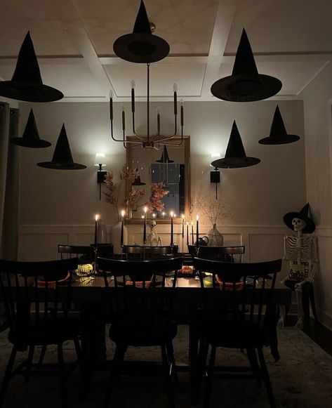 Dining Room Halloween, Haunted House Kitchen Ideas, Dining Table Halloween Decor, Halloween Decorations Restaurant, Gothic Themed Party, Halloween Dinner Party Decor, Restaurant Halloween Decor, Halloween Restaurant Decorations, Deco Table Halloween