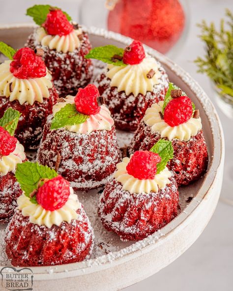 Homemade Mini Red Velvet bundt cakes are soft & flavorful, topped with cream cheese frosting & berries. Festive, gorgeous mini bundt cakes perfect for holidays, birthdays, or just because! Red Velvet Mini Bundt Cakes, Bundt Cake Decorating, Bundt Cake Decorating Ideas, Mini Bunt Cake, Mini Bundt Cakes Recipes, Cake Recipes Uk, Cream Cheese Bundt Cake, Red Velvet Bundt Cake, Mini Christmas Cakes