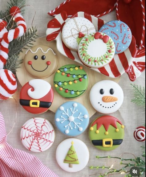 New Years Sugar Cookie Ideas, Decorating Round Christmas Cookies, Round Christmas Cookie Ideas, Circular Christmas Cookies, Ornament Cookie Decorating Ideas, Christmas Iced Cookies Decorating Ideas, Winter Cookie Decorating Ideas, Round Sugar Cookies Christmas, Christmas Circle Cookies Decorated