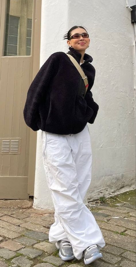 White Cargo Pants Outfit, Oversized Outfit Ideas, Parachute Pants Outfit, Outfit Ideas Casual, White Cargo Pants, Winter Pants Outfit, Oversized Outfit, Tomboy Style Outfits, Of Outfits