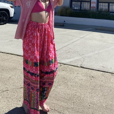 Flowy Beach Outfits, Palooza Pants Outfit, Pink Hippie Outfit, Boho Astethic Outfits, Palooza Pants, Old Lady Shoes, Beach Outfit Casual, Flowy Pants Outfit, Beach Hippie