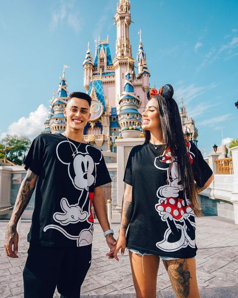 Disneyland Couples Outfits, Disneyland Couples Pictures, Disney World Outfits, Disney Sea, Cute Relationship Photos, Disney Couples, Matching Couple Outfits, Cute Couples Photos, Cute Relationship Goals