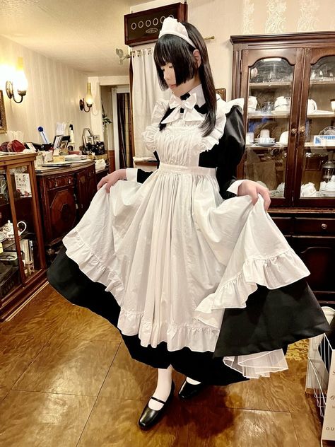 Historical Maid Dress, Traditional Maid Outfit, Maid Dress Pose, Cute Vampire Outfit, Maid Dress Reference, Maid Dress Aesthetic, Maid Poses Reference, Maid Outfit Aesthetic, Japanese Maid Outfit