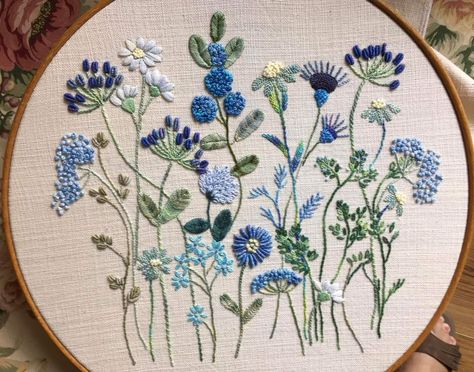 Blue Embroidered Flowers, Blue Floral Embroidery, Embroidery Inspiration Flowers, Floral Embroidery Patterns Free, Embroidery Blue Flowers, Abstract Embroidery Designs, Blue Embroidery Flowers, Simple Floral Embroidery, Blue Flower Embroidery