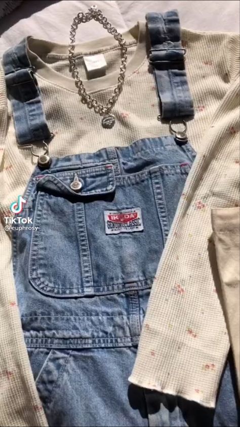 a0833c8a1817526ac555f8d67727caf6desc53016859ri Outfits With Overalls, Overall Fits, Dungarees Outfit, Dungaree Outfit, Wardrobe Tips, Outfits Chic, Nice Style, Swaggy Outfits, Chic Fashion