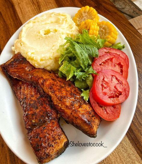 Dinners Aesthetic, Corn Steak, Fish Bar, Jamaica Food, Haitian Food, Healthy Plates, Blackened Salmon, Haitian Food Recipes, Food Inspired