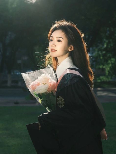 Filipino Graduation Pictures, Cute Graduation Photos, Unique Grad Photo Ideas, China Astethic, Graduation Pics Aesthetic, Cinematic Graduation Pictures, Fall Outfits Ankle Boots, Casual Graduation Pictures, Winter Graduation Pictures