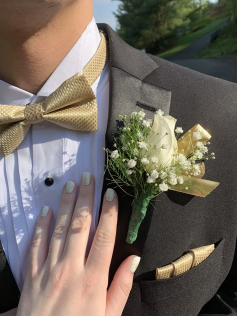 Buteners For Prom, Flowers With Gold Dress, Boutannaires Prom, Prom Butiner, Prom Bouquet For Gold Dress, Champagne Corsage Prom, Gold Prom Flowers Bouquet, Corsage For Gold Dress, Prom Flower Ideas