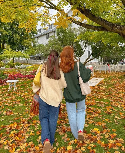 Isn't this just like a scene from Gilmore Girls? The perfect fall outfit can be put together with a comfy sweater, mini Uggs, and, of course, an adorable bow!🍂 Dream Personality, Spookie Season, Do With Your Best Friend, Vermont Fall, Fall Friends, Autumn Evening, Early Fall Outfits, Fun Fall Activities, Autumn Tree