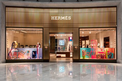 Hermes Window, Mobile Shop Design, Mall Facade, Store Plan, Hermes Store, Paris Airport, Retail Facade, Windows Display, Travel Retail