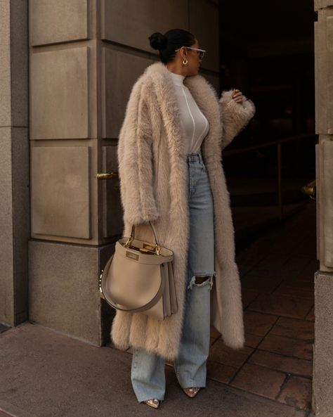 Divine Frequency, Faux Fur Coats Outfit, Mode Harajuku, Fur Coat Outfit, Looks Country, Winter Fashion Outfits Casual, Winter Outfits Cold, Outfit Chic, Paris Outfits