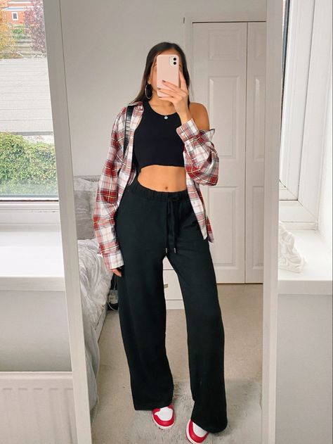 Sweatpants Flannel Outfit, Cargos And Flannel Outfit, Streetwear Fashion Women Flannel, Casual Baggy Plaid Bottoms, Flare Sweatpants Outfit, Sweatpants Outfit Fall, Flared Jeans Outfit Summer, Sweatpants Outfit Aesthetic, Wide Leg Sweatpants Outfit