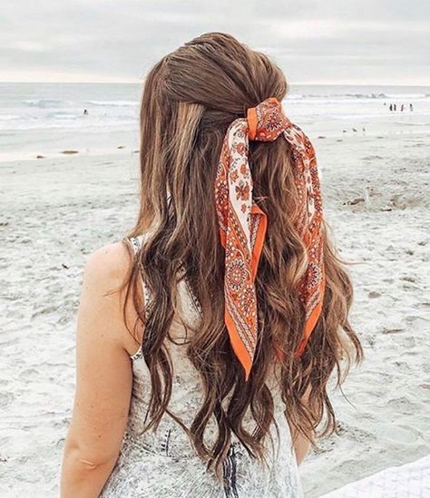 The Cutest Beach Updo Ideas That Will Give You Major Vacay Vibes Beach Updo, Beachy Wedding Hair, Beach Day Hair, Easy Casual Hairstyles, Hairstyles Formal, Cashmere Hair, Updo Ideas, Beachy Waves Hair, Half Updo Hairstyles