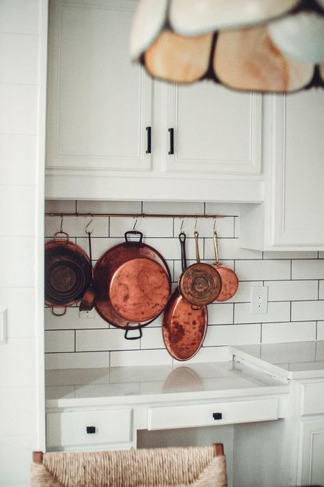 How to make a DIY Brass Pot Rail for less than $20 - Cassie Jean Copper Pots And Pans Display, Pot Rack Ideas, Diy Pot Rack, Brass Pot Rail, Copper Pot Rack, Copper Pans Hanging, Copper Pots Display, Pot Rail, Pan Hanger