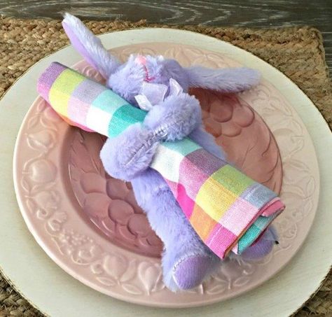 What a cute Easter idea.  You can get the bunnies all day long at the dollar tree. Easter Napkin Rings, Easter Napkins Rings, Diy Scrapbook Paper, Diy Osterschmuck, Napkin Rings Diy, Easter Napkins, Easter Decorations Christian, Easter Table Settings, Diy Napkins