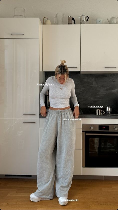 Comfy Sweatpants Outfit, Winter Home Outfit, Sweats Outfits, Casual Neutral Outfits, Minimalist Wardrobe Capsule, Winter Outfits Aesthetic, Outfit Layout, Foto Tips, Casual Day Outfits