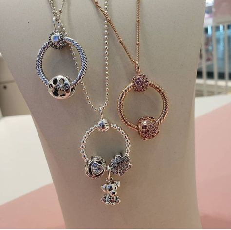 Pandora Pendant Necklaces Charms, Pandora Jewellery Aesthetic, Pandora Chain Necklace, Pandora Pendent Necklace, Pandora Necklace Ideas, Pandora Disney Necklace, Pandora Bracelet Charms Ideas, Pandora Inspiration, Pandora Bracelet Designs