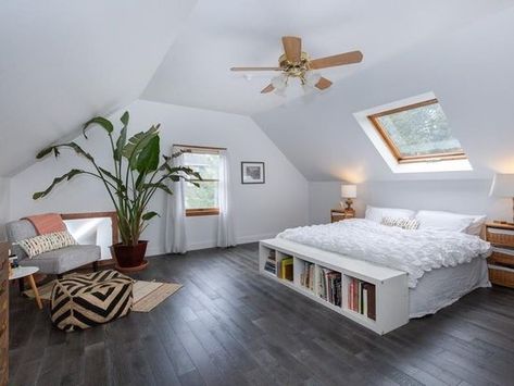 White Attic Room, Cozy Attic Bedroom Ideas, Big Attic Bedroom, Converted Attic Bedroom, Attic Apartment Ideas Slanted Ceiling, Attic Bedroom Ideas Master, Tiny Attic Bedroom, Low Attic, Cool Attic Rooms