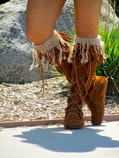 Cool styling of the Minnetonka front lace knee high boot Womens Shoes Unique, Moccasin Cowboy Boots, Moccasins Outfit, Bohemian Shoes, Brown Jumpsuits, Cowboy Shoes, Boho Shoes, Boho Boots, Spring Celebration