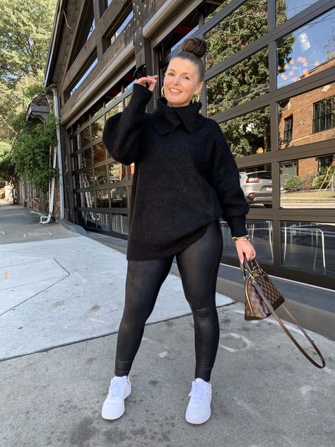 Leggings Outfit Winter, Plus Size Winter Outfits, Leather Leggings Outfit, Look Legging, Black Leggings Outfit, Atlanta Fashion, Legging Outfits, Looks Black, Curvy Girl Outfits