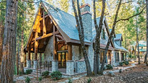 A Welcoming Timber Guest Home in California Architectural Homes, Stone Cabin, Timber Homes, Mountain Cottage, Rustic Home Design, Cottage In The Woods, Architectural Styles, Timber Frame Homes, Timber House