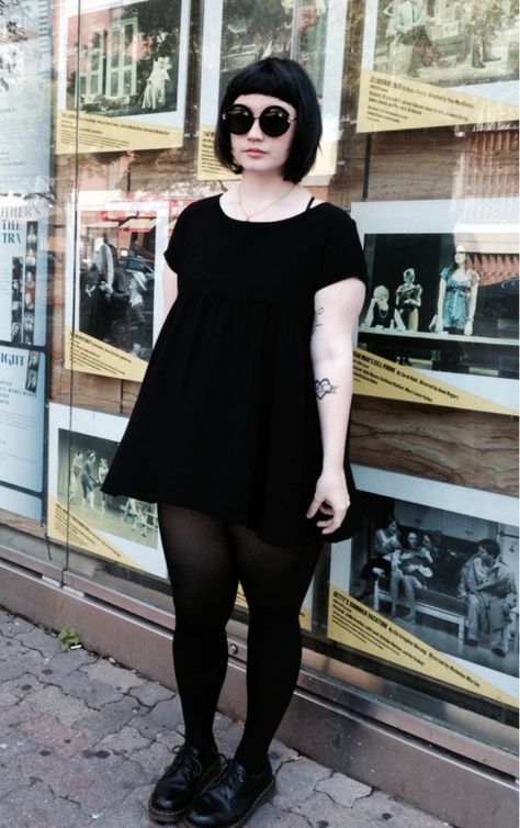 stupid pics like these make me want to cut my hair and get bangs again. Goth Casual Outfits, Chubby Goth Outfit, Chubby Goth, Minimal Goth, Goth Casual, Plus Size Goth, Gothic Mode, Casual Goth, Corporate Goth