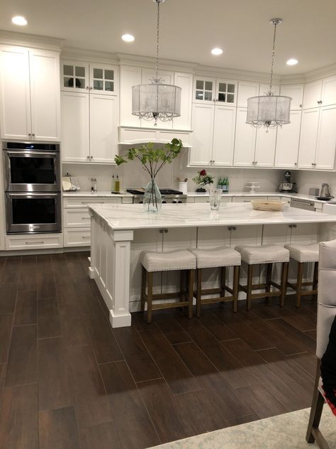 55 Simple Kitchen Design Ideas That You Can Try In Your Home - Matchness.com Condo Kitchen Remodel, Kitchen Remodel Plans, Model Dapur, Florida Decor, White Kitchen Remodeling, Kabinet Dapur, Condo Kitchen, Kitchen Cabinets Makeover, Kitchen Cabinet Remodel