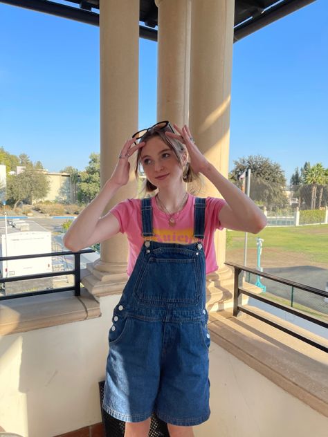 Canvas Overalls Outfit, Summer Outfits Overalls, Short Jumper Outfit, Jumper Shorts Outfit, Overalls Styling, Salopette Outfit, Overall Shorts Outfit, 90s Summer Outfits, Outfits Overalls